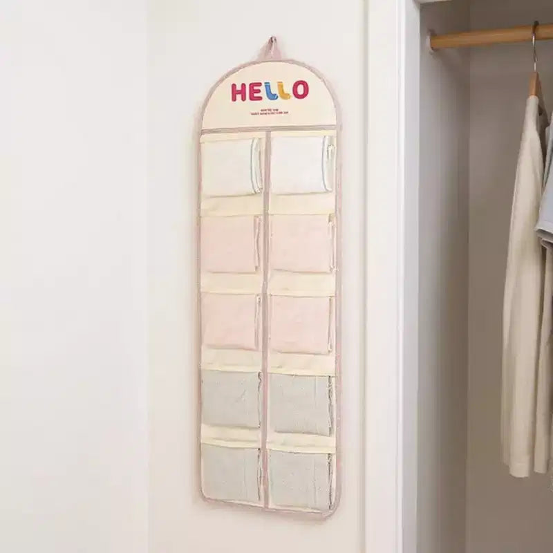 Organizador de pared colgante con múltiples bolsillos de malla y diseño estampado HELLO