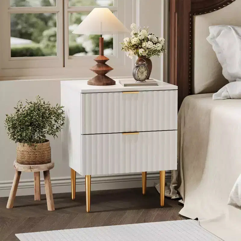 Mesita de noche moderna acanalada de 2 piezas y 2 cajones | Mesita de noche dorada y de madera con tomas de corriente | Mesita auxiliar pequeña para dormitorio