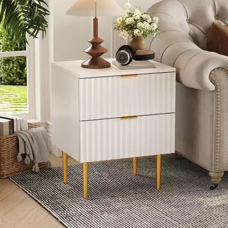 Mesita de noche moderna acanalada de 2 piezas y 2 cajones | Mesita de noche dorada y de madera con tomas de corriente | Mesita auxiliar pequeña para dormitorio