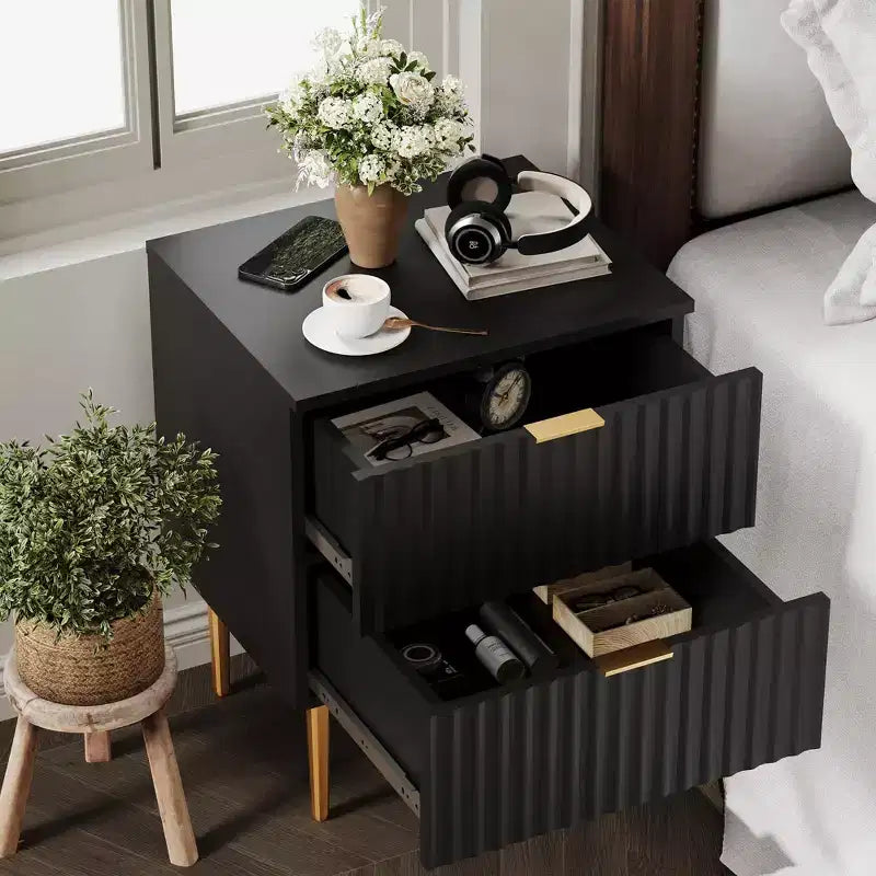 Mesita de noche moderna acanalada de 2 piezas y 2 cajones | Mesita de noche dorada y de madera con tomas de corriente | Mesita auxiliar pequeña para dormitorio