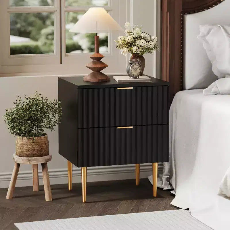 Mesita de noche moderna acanalada de 2 piezas y 2 cajones | Mesita de noche dorada y de madera con tomas de corriente | Mesita auxiliar pequeña para dormitorio