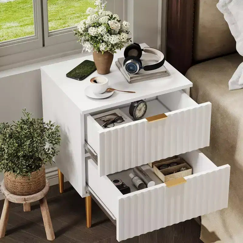 Mesita de noche moderna acanalada de 2 piezas y 2 cajones | Mesita de noche dorada y de madera con tomas de corriente | Mesita auxiliar pequeña para dormitorio