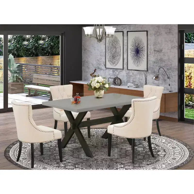 Juego de comedor HomeStock de 5 piezas con mesa rectangular de madera maciza con acabado de roble natural y 4 sillas Parson