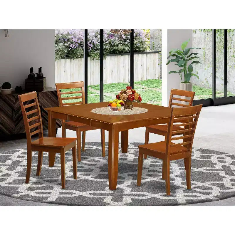 Mesa de comedor de 5 piezas con tapa de madera maciza de acabado marrón Saddle, con 4 sillas