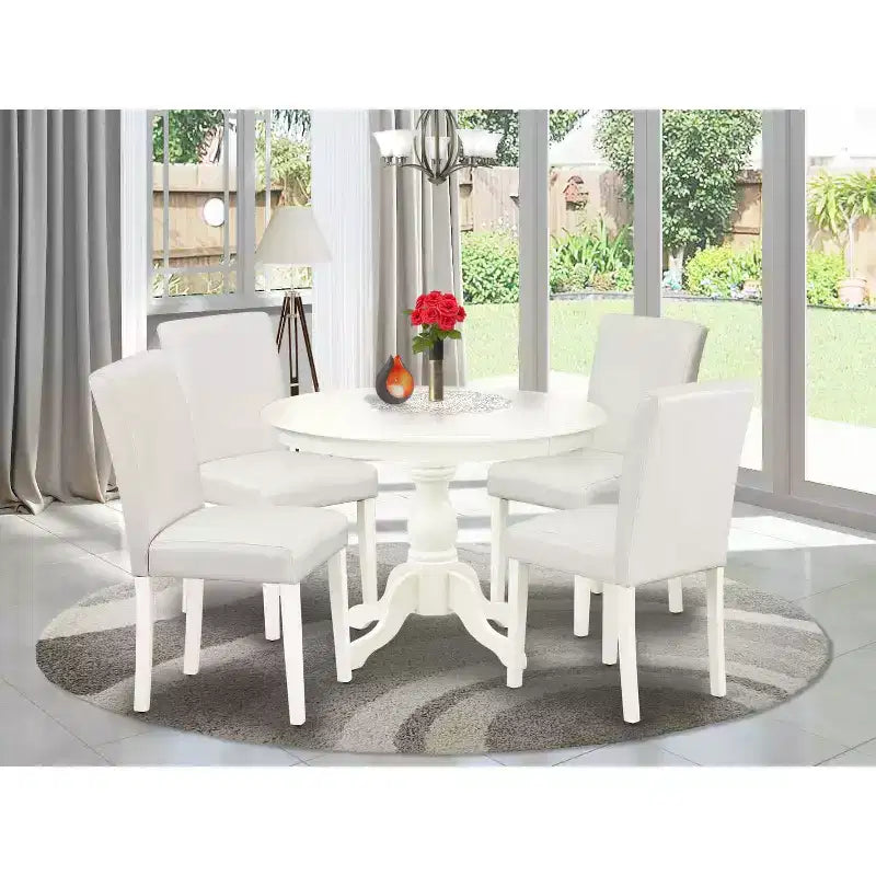 HomeStock - Mesa de comedor de 5 piezas con tapa de madera maciza con acabado blanco lino y 4 sillas Parson tapizadas en piel sintética blanca