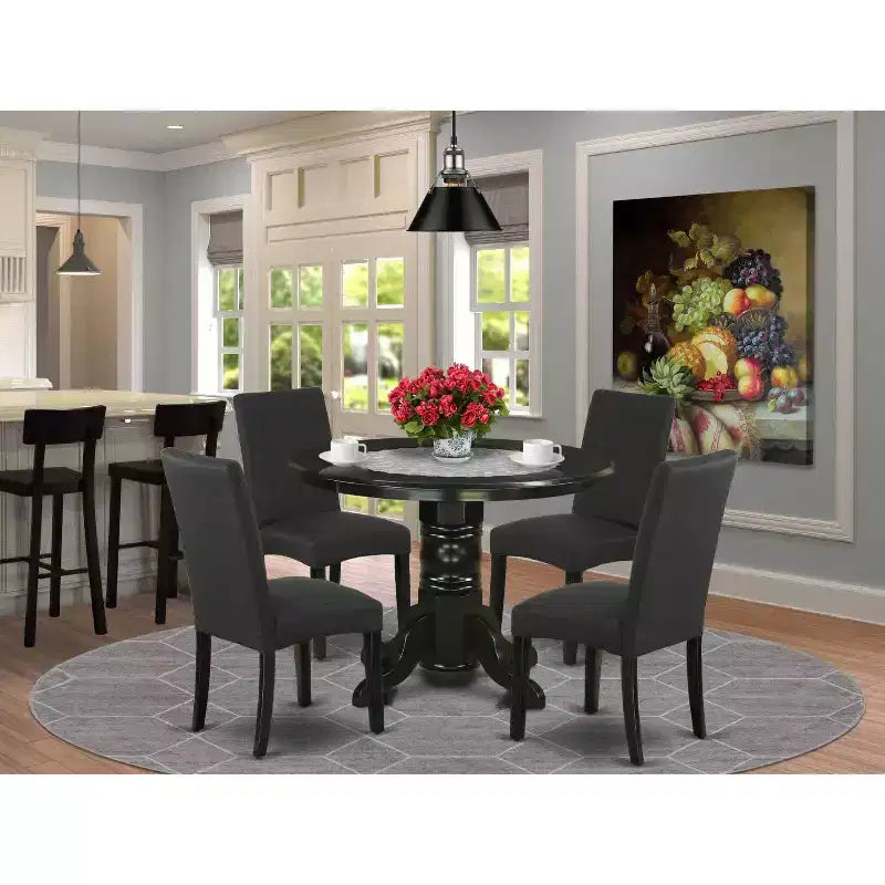Mesa de comedor HomeStock de 5 piezas con tapa redonda de madera maciza con acabado negro y 4 sillas Parson