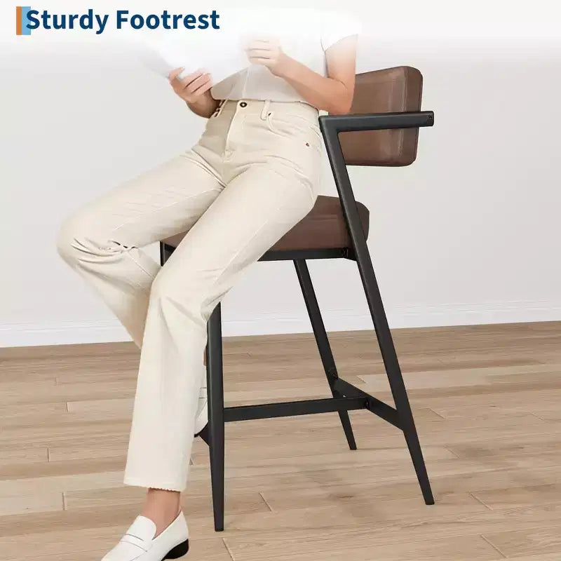 Juego de 2 taburetes de bar de altura de mostrador, taburetes de cocina tapizados con reposapiés y patas de metal, sillas de bar de piel sintética para isla de cocina