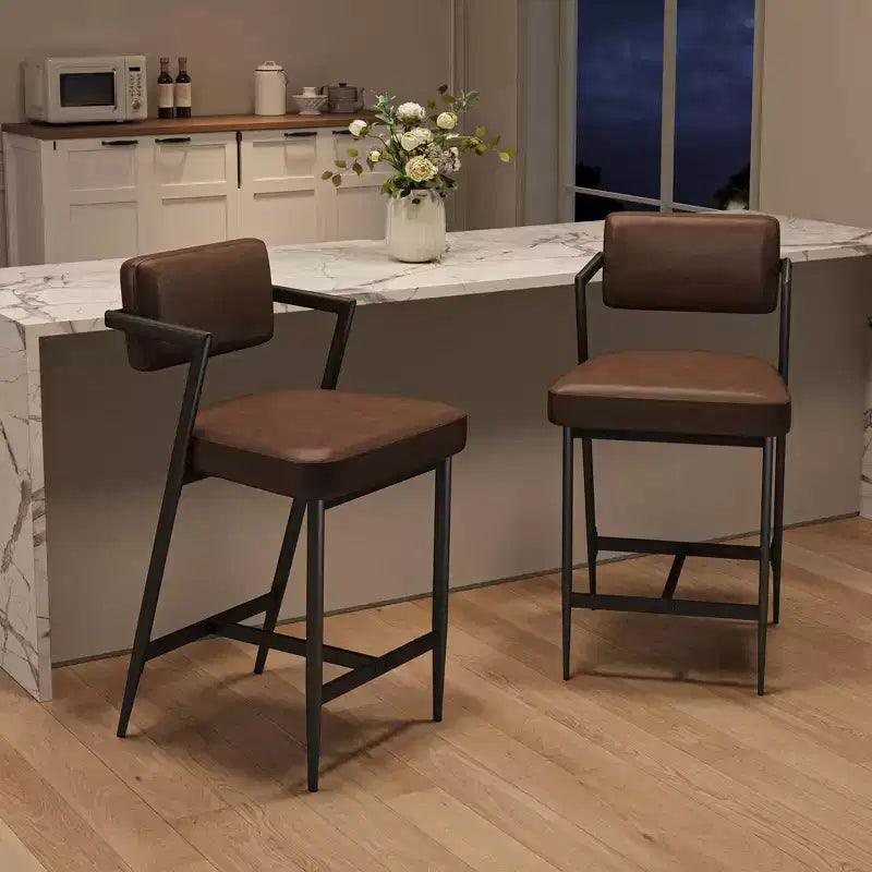 Juego de 2 taburetes de bar de altura de mostrador, taburetes de cocina tapizados con reposapiés y patas de metal, sillas de bar de piel sintética para isla de cocina