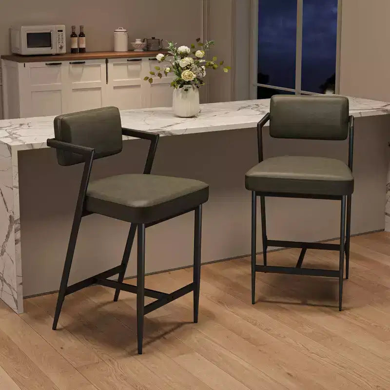Juego de 2 taburetes de bar de altura de mostrador, taburetes de cocina tapizados con reposapiés y patas de metal, sillas de bar de piel sintética para isla de cocina