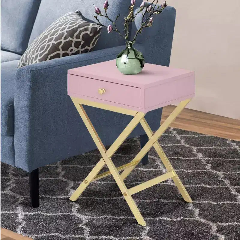 Mesa auxiliar de metal con base cruzada, rosa y dorado