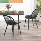 Silla de comedor de plástico con patas metálicas, respaldo recortado y asiento curvado