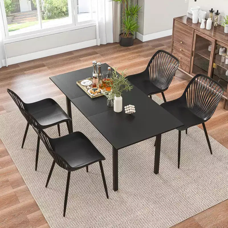 Silla de comedor de plástico con patas metálicas, respaldo recortado y asiento curvado