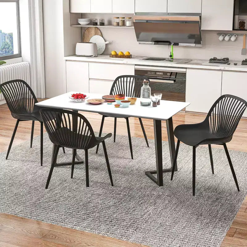 Silla de comedor de plástico con patas metálicas, respaldo recortado y asiento curvado