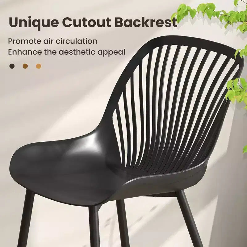 Silla de comedor de plástico con patas metálicas, respaldo recortado y asiento curvado