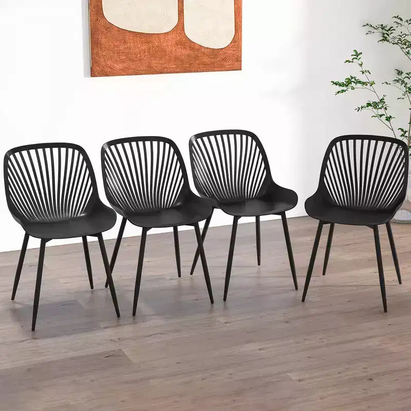 Silla de comedor de plástico con patas metálicas, respaldo recortado y asiento curvado