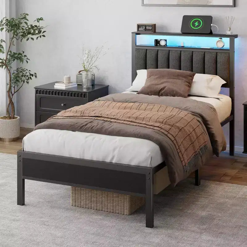 Base de cama de plataforma tapizada tamaño Twin, luces LED, estación de carga, estantes de almacenamiento de 2 niveles, cabecero de metal gris, no requiere somier, para videojuegos o dormitorio