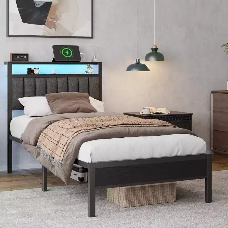 Base de cama de plataforma tapizada tamaño Twin, luces LED, estación de carga, estantes de almacenamiento de 2 niveles, cabecero de metal gris, no requiere somier, para videojuegos o dormitorio
