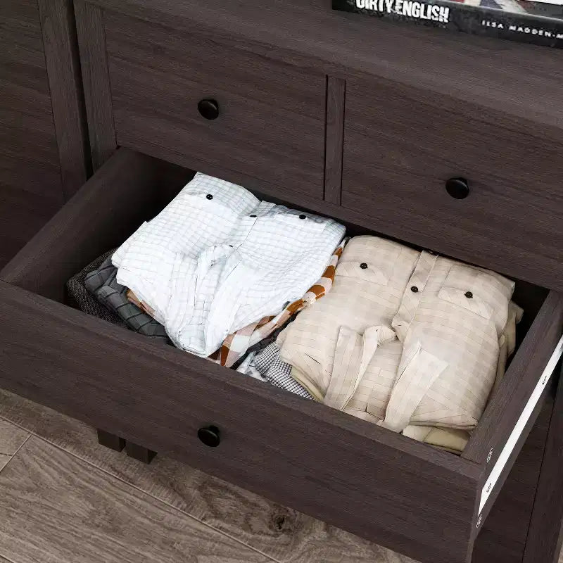 Cómoda acanalada. Cajonera alta de 5 cajones con tiradores y patas metálicos dorados. Organizador de almacenamiento.