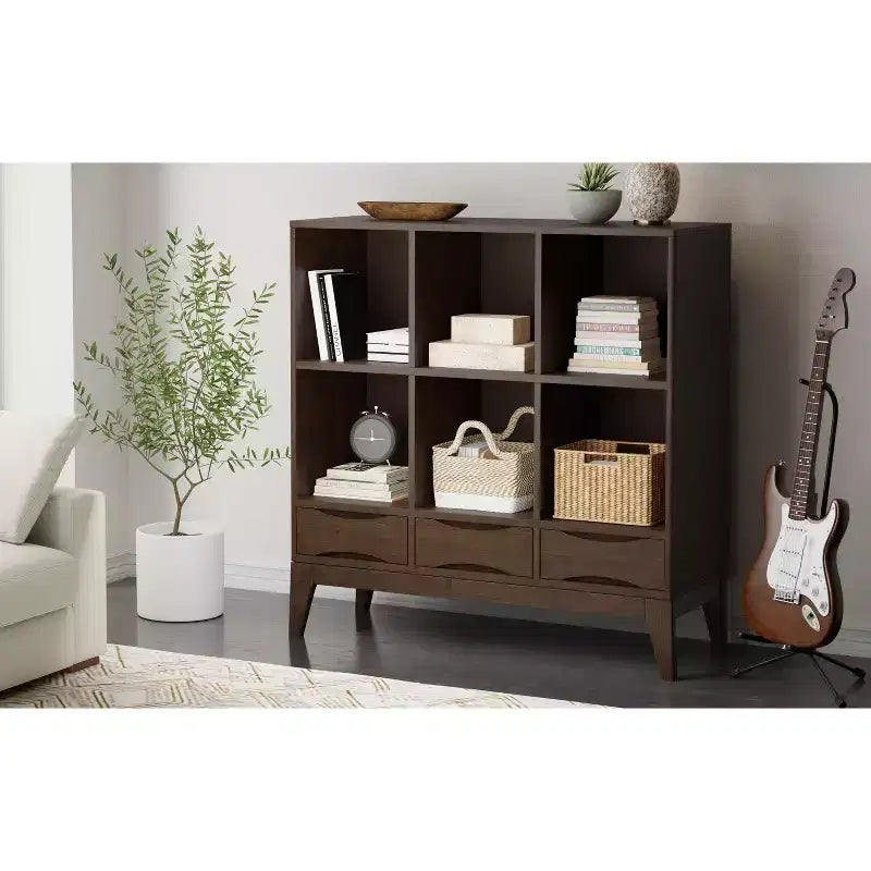 Pearson MADERA DURA SÓLIDA 43 pulgadas x 42 pulgadas Mueble bajo de almacenamiento de 6 cubos moderno de mediados de siglo con cajones en nogal marrón