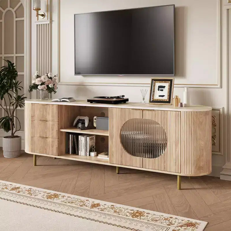 Mueble de TV empotrado moderno de 65 pulgadas JVNOXK con encimera con aspecto de mármol y detalles dorados, adecuado para salones, roble natural