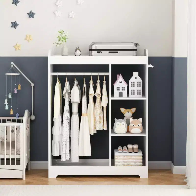 Armario con espejo para disfraces infantiles, organizador de madera con barra para colgar, ganchos y estantes, blanco