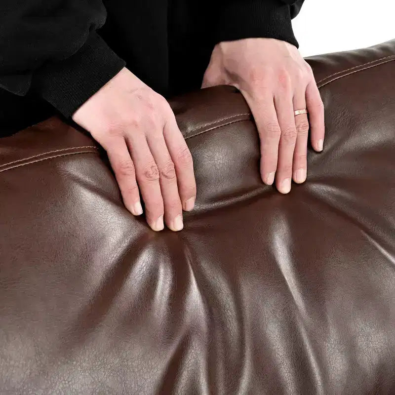 Sofá de 3 plazas Whisen de cuero sintético, sofá moderno de mediados de siglo con diseño capitoné, patas de madera maciza, 2 cojines cilíndricos