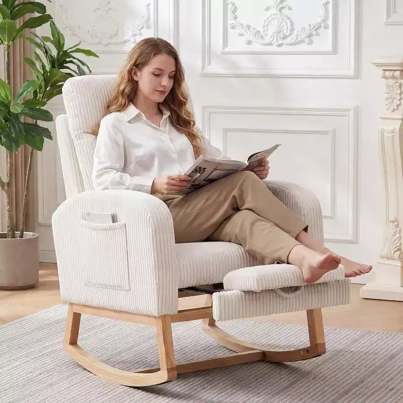 Mecedora Moderna de Guardería, Mecedora Tapizada de Pana con Reposapiés Ajustable y Bolsillo Lateral para Sala de Estar, Dormitorio, Sala de Lactancia, Beige