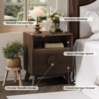 Mesita de noche estriada moderna, Mesita de noche de madera, Mesa auxiliar, Cajones y estante de almacenamiento para sala de estar y dormitorio