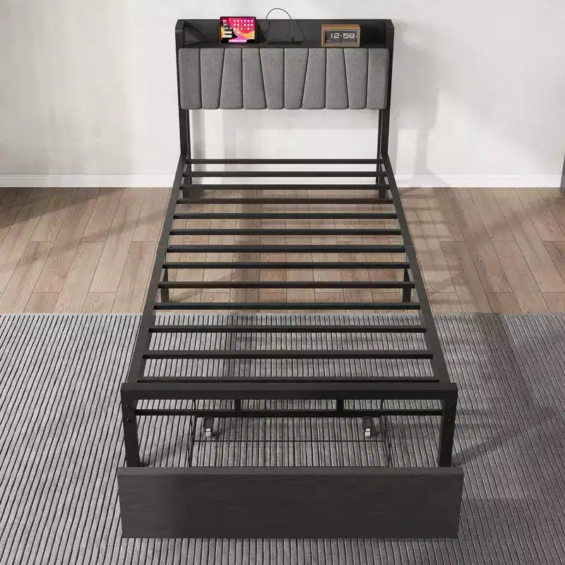 Estructura de cama con plataforma y 2 cajones de almacenamiento, cabecero tapizado, estación de carga integrada, robustas láminas de metal, no requiere somier.