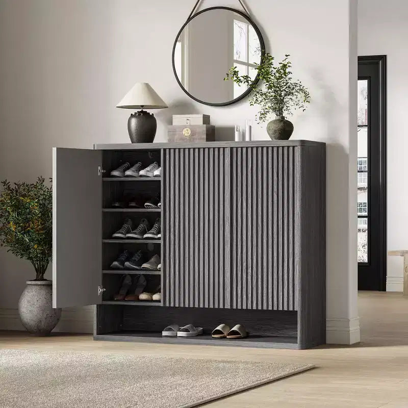 Zapatero de Madera de 117 cm con Puerta Estriada - Almacenamiento Ajustable con Capacidad para 30-35 Pares para Entrada y Sala de Estar