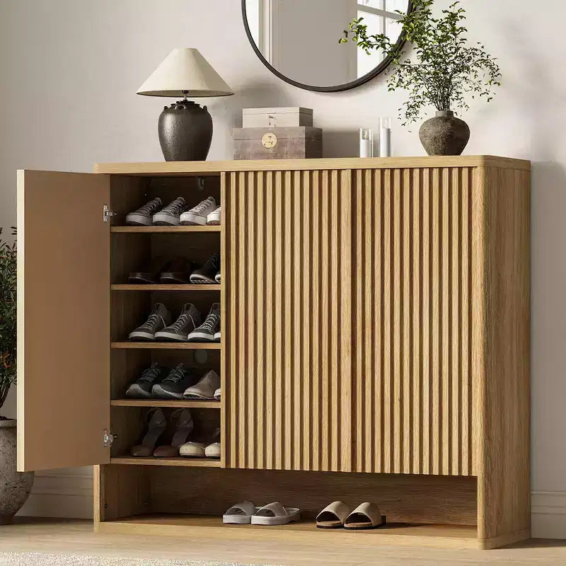 Zapatero de Madera de 117 cm con Puerta Estriada - Almacenamiento Ajustable con Capacidad para 30-35 Pares para Entrada y Sala de Estar