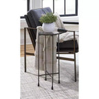 Signature Design by Ashley Mesa auxiliar Newgoren, estructura de metal negro con tapa de cristal transparente