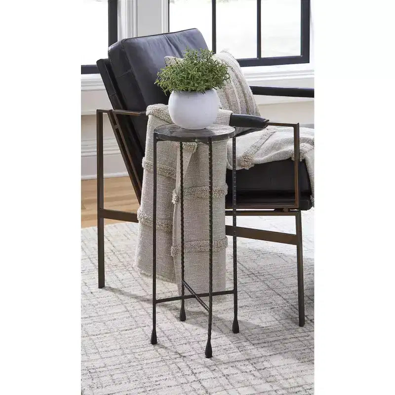 Signature Design by Ashley Mesa auxiliar Newgoren, estructura de metal negro con tapa de cristal transparente