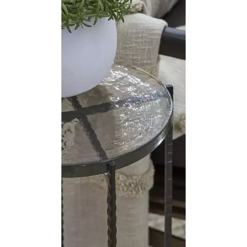 Signature Design by Ashley Mesa auxiliar Newgoren, estructura de metal negro con tapa de cristal transparente