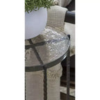Signature Design by Ashley Mesa auxiliar Newgoren, estructura de metal negro con tapa de cristal transparente