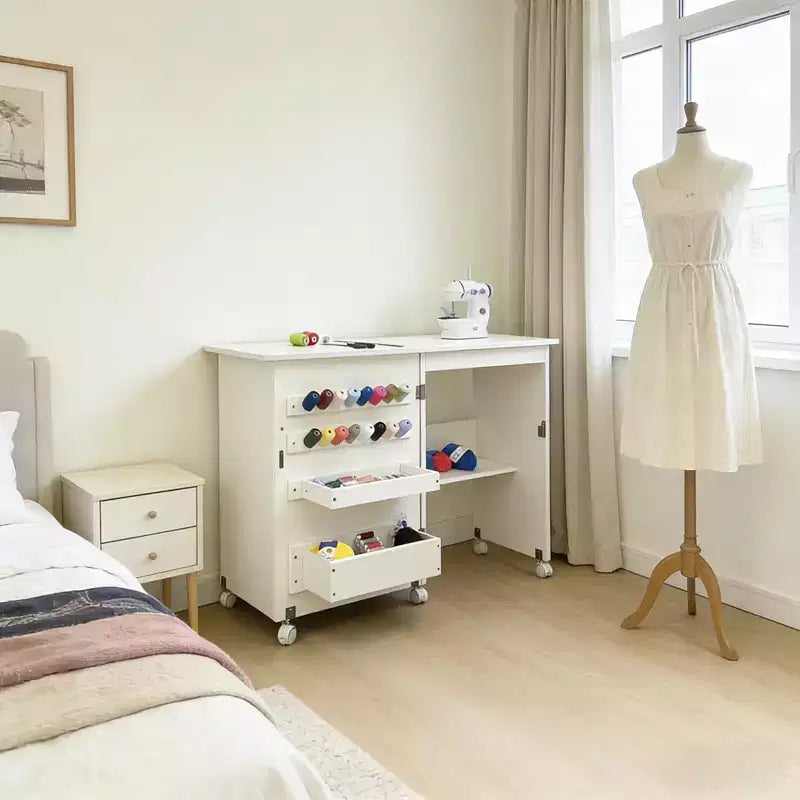 Mesa de costura plegable con ruedas, estantes de almacenamiento, bandejas de almacenamiento, clavijas de madera para el trabajo y el hogar