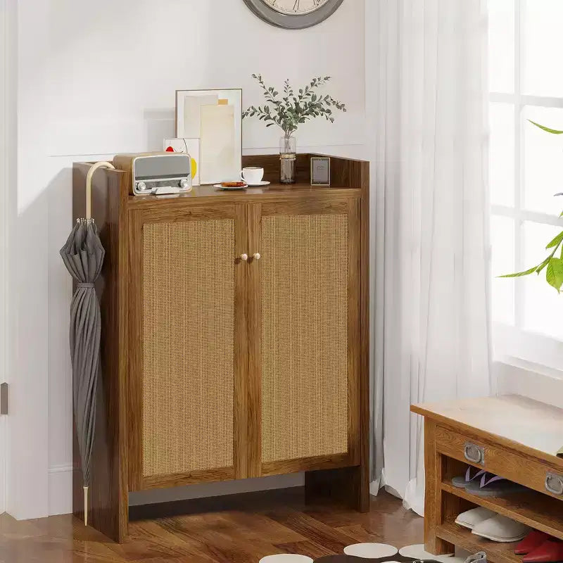 Mueble Zapatero de Ratan Alto de 42.5 con Puertas, Organizador de Zapatos de 6 Niveles con Estantes Ajustables, Independiente para Entrada, Pasillo, Nogal