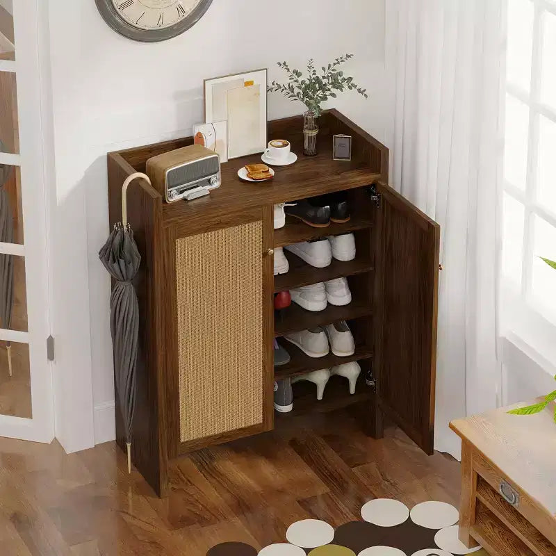 Mueble Zapatero de Ratan Alto de 42.5 con Puertas, Organizador de Zapatos de 6 Niveles con Estantes Ajustables, Independiente para Entrada, Pasillo, Nogal