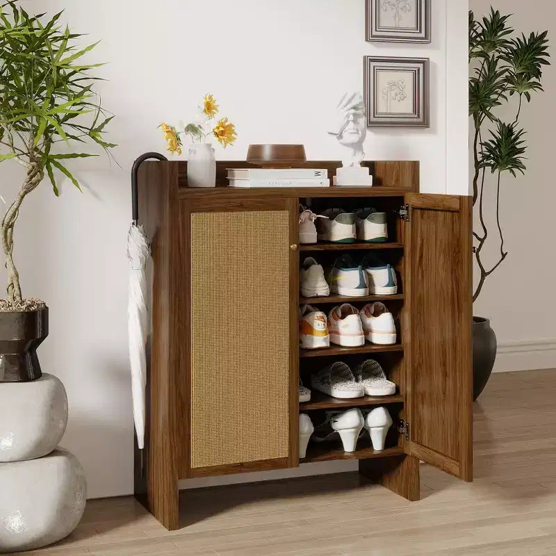Mueble Zapatero de Ratan Alto de 42.5 con Puertas, Organizador de Zapatos de 6 Niveles con Estantes Ajustables, Independiente para Entrada, Pasillo, Nogal