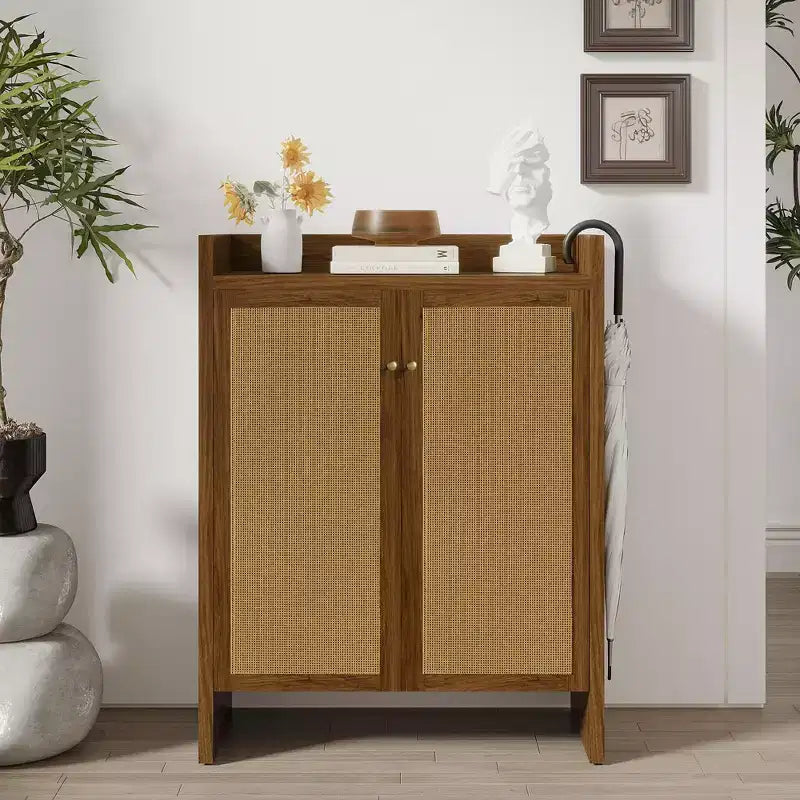 Mueble Zapatero de Ratan Alto de 42.5 con Puertas, Organizador de Zapatos de 6 Niveles con Estantes Ajustables, Independiente para Entrada, Pasillo, Nogal