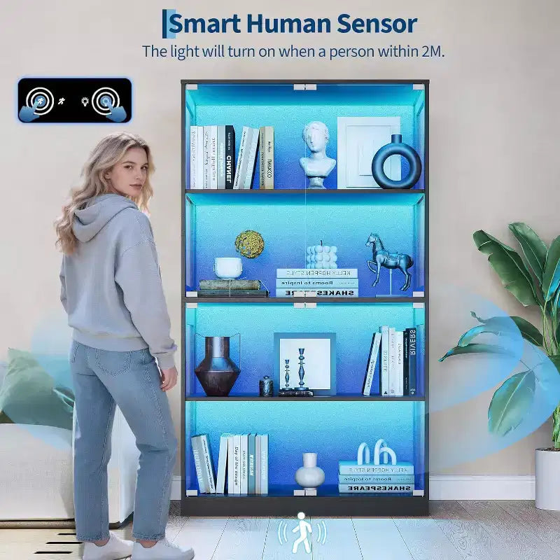 Vitrina de Cristal de 4 Niveles con Luces LED, Vitrina de Coleccionismo con Puertos de Carga y Sensor de Movimiento, Estantes de Almacenamiento para Coleccionables
