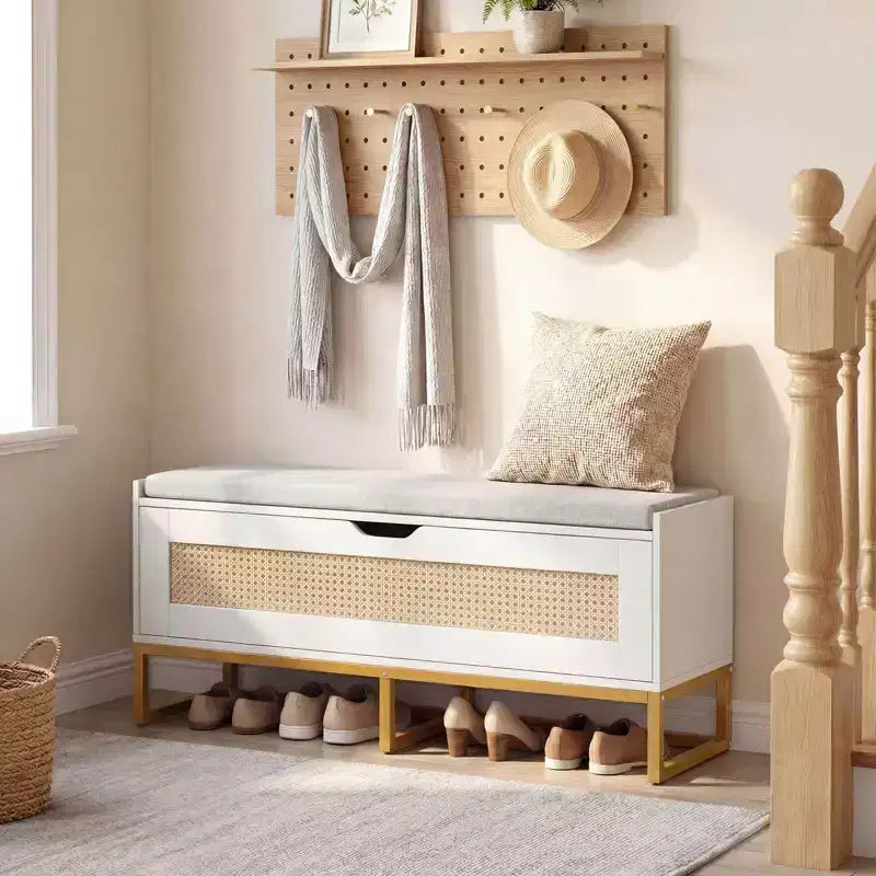 Baúl de almacenamiento de ratán Costway de 39.5" con asiento acolchado, tapa abatible y bisagras de seguridad para dormitorio, dorado y blanco/marrón