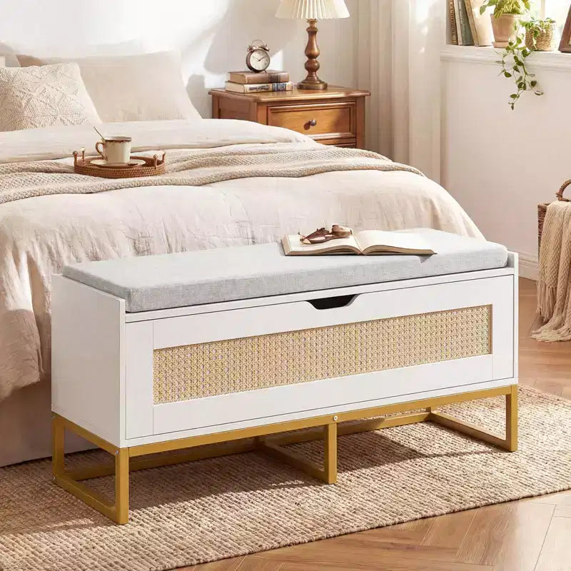 Baúl de almacenamiento de ratán Costway de 39.5" con asiento acolchado, tapa abatible y bisagras de seguridad para dormitorio, dorado y blanco/marrón