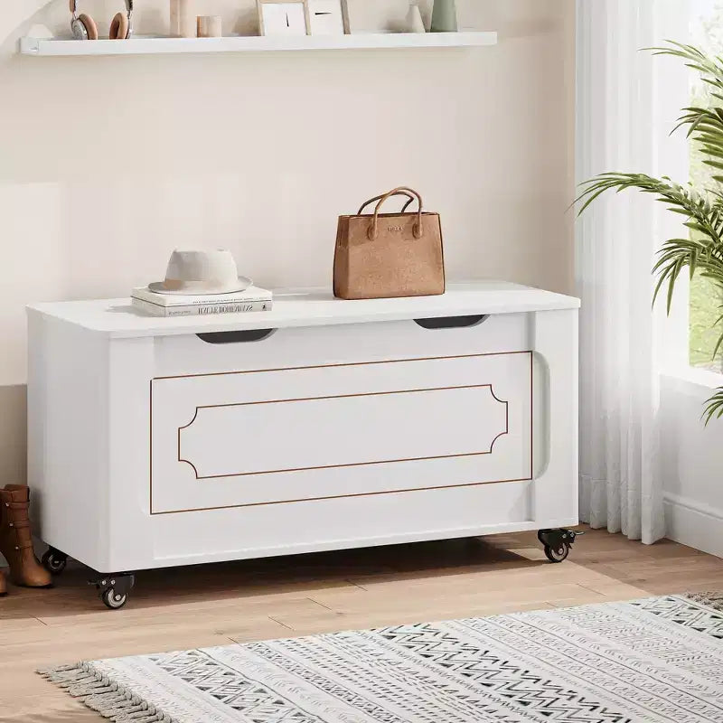 Banco de almacenamiento moderno de madera para entrada con ruedas, arcón con tapa elevable, 2 bisagras de seguridad, esquinas redondeadas, capacidad de 158 kg, baúl para zapatos y mantas, blanco