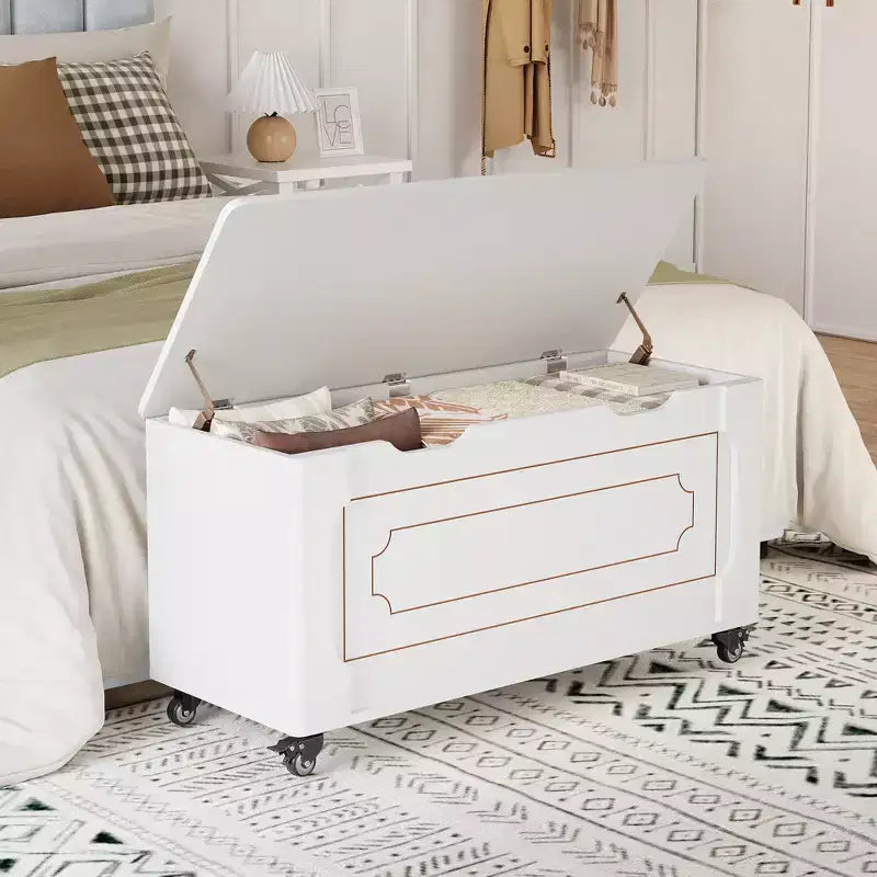 Banco de almacenamiento moderno de madera para entrada con ruedas, arcón con tapa elevable, 2 bisagras de seguridad, esquinas redondeadas, capacidad de 158 kg, baúl para zapatos y mantas, blanco