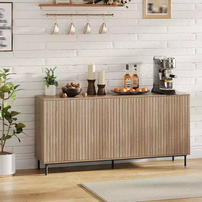 Aparador tipo bufé con 4 puertas, 63 pulgadas, diseño estriado moderno, mueble de almacenamiento tipo credenza para barra de café, mesa consola con estantes ajustables, roble