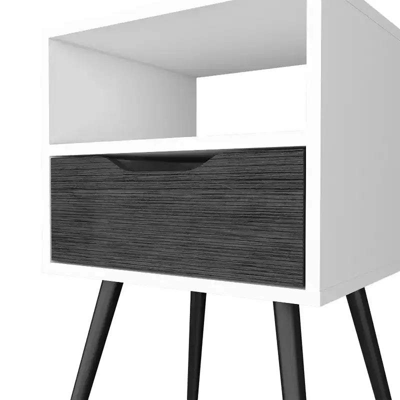 Con un diseño limpio y moderno, esta mesita de noche Fugaz con estante abierto, un solo cajón y acabado en roble ahumado/blanco ofrece almacenamiento práctico y una gran solidez.