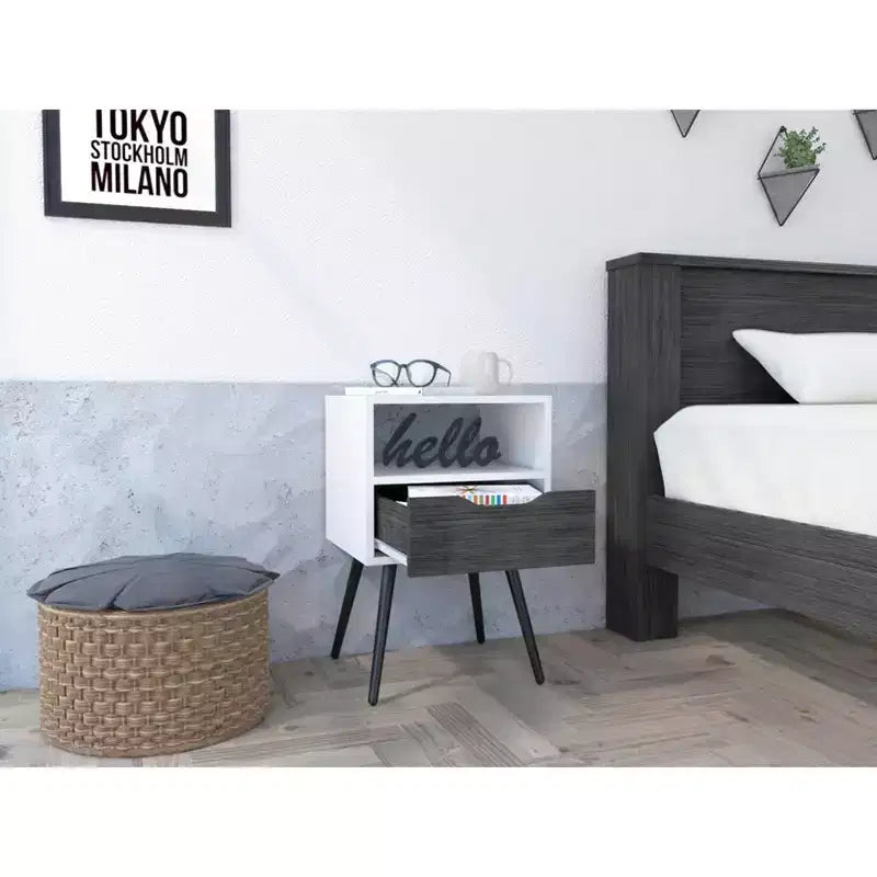 Con un diseño limpio y moderno, esta mesita de noche Fugaz con estante abierto, un solo cajón y acabado en roble ahumado/blanco ofrece almacenamiento práctico y una gran solidez.