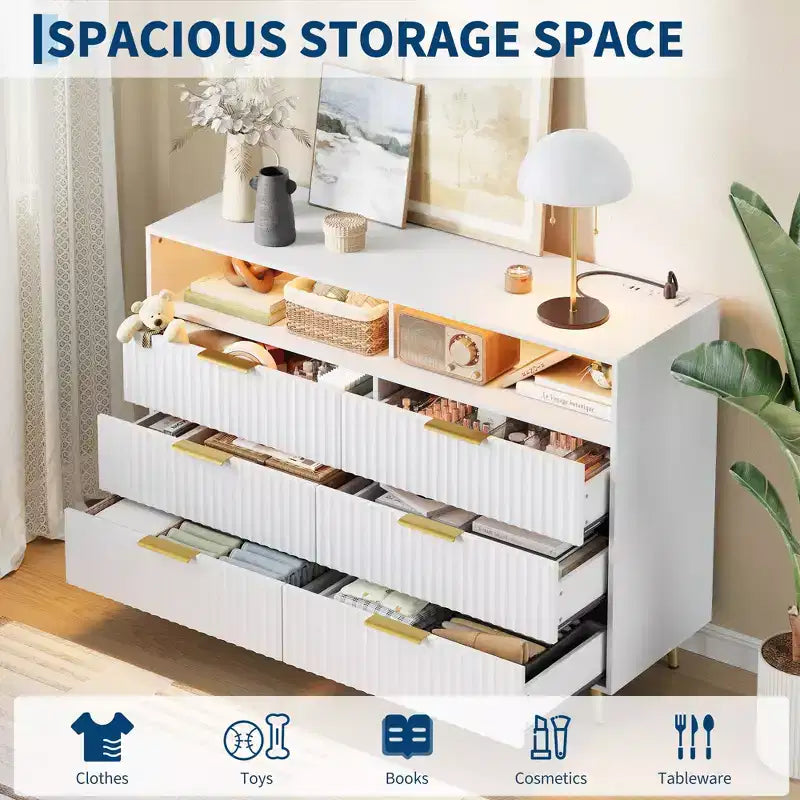 Cómoda de 6 cajones, 47.2 pulgadas de ancho, con luces LED y estación de carga, diseño de perfil curvo, cajones de madera estriada para sala de estar, blanca