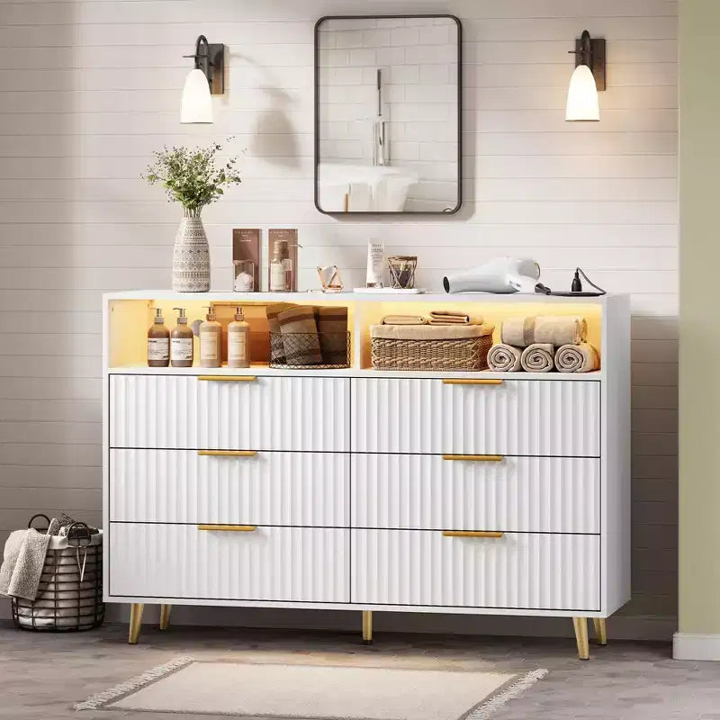 Cómoda de 6 cajones, 47.2 pulgadas de ancho, con luces LED y estación de carga, diseño de perfil curvo, cajones de madera estriada para sala de estar, blanca